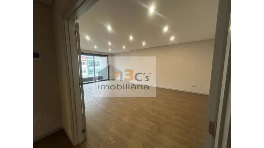 Apartamento T4 para Venda em Cedofeita, Santo Ildefonso, Sé, Miragaia, São Nicolau e Vitória Foto 2