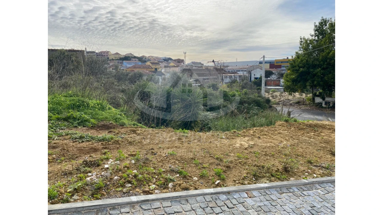 Terreno para Venda em Santo António dos Cavaleiros e Frielas Foto 1