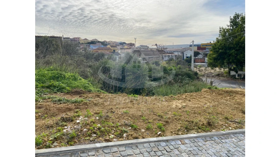 Terreno para Venda em Santo António dos Cavaleiros e Frielas Foto 1