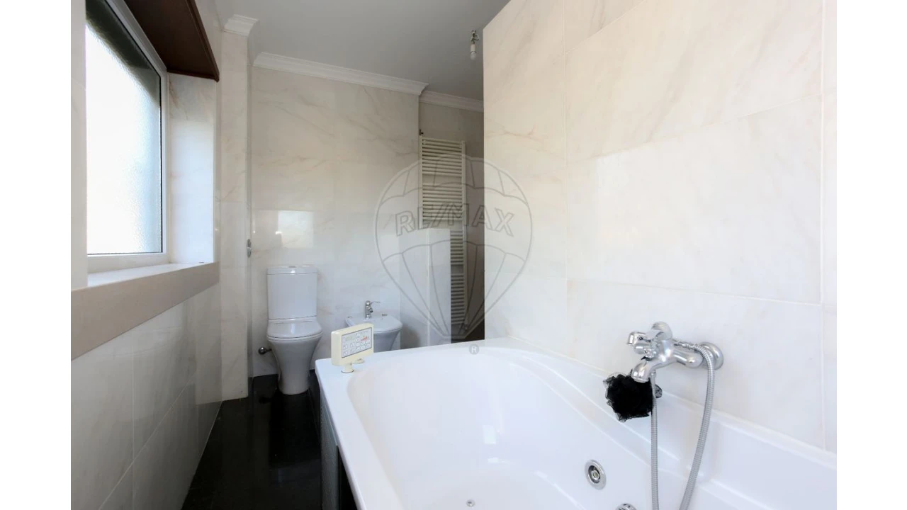 Moradia T4 para Venda em Trouxemil e Torre de Vilela Foto 13