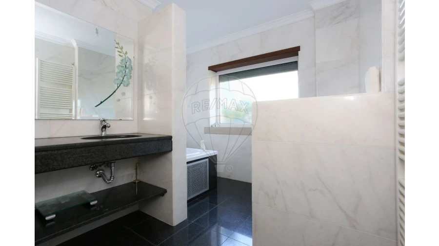 Moradia T4 para Venda em Trouxemil e Torre de Vilela Foto 14