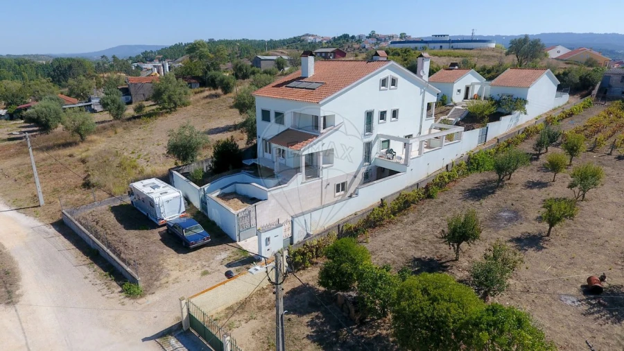 Moradia T4 para Venda em Trouxemil e Torre de Vilela