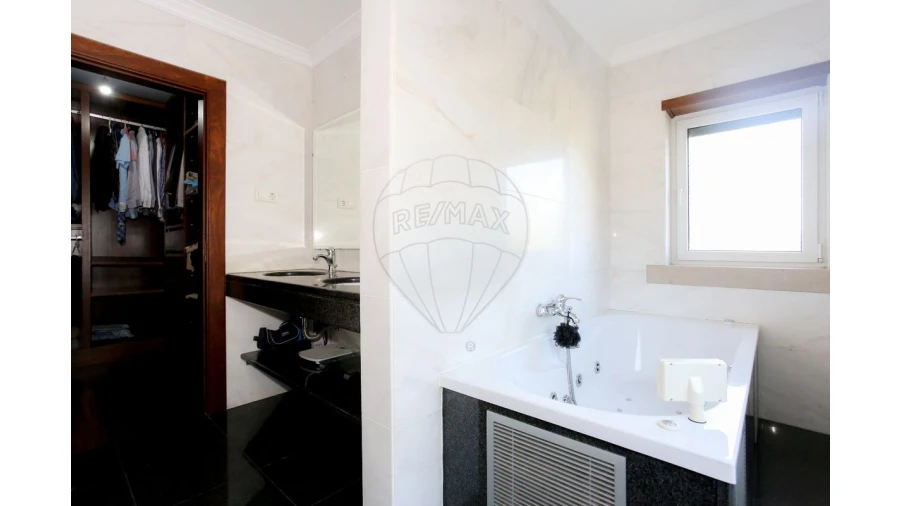 Moradia T4 para Venda em Trouxemil e Torre de Vilela Foto 12