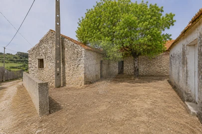 Armazém para Venda em Igreja Nova e Cheleiros