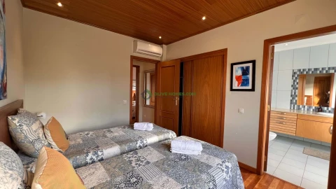 Moradia T4 para Venda em Quarteira