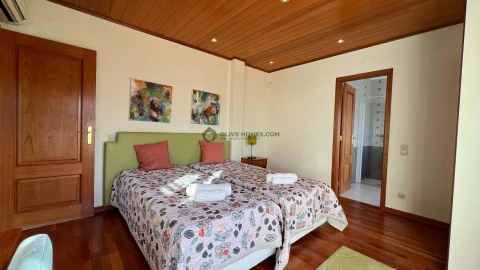 Moradia T4 para Venda em Quarteira