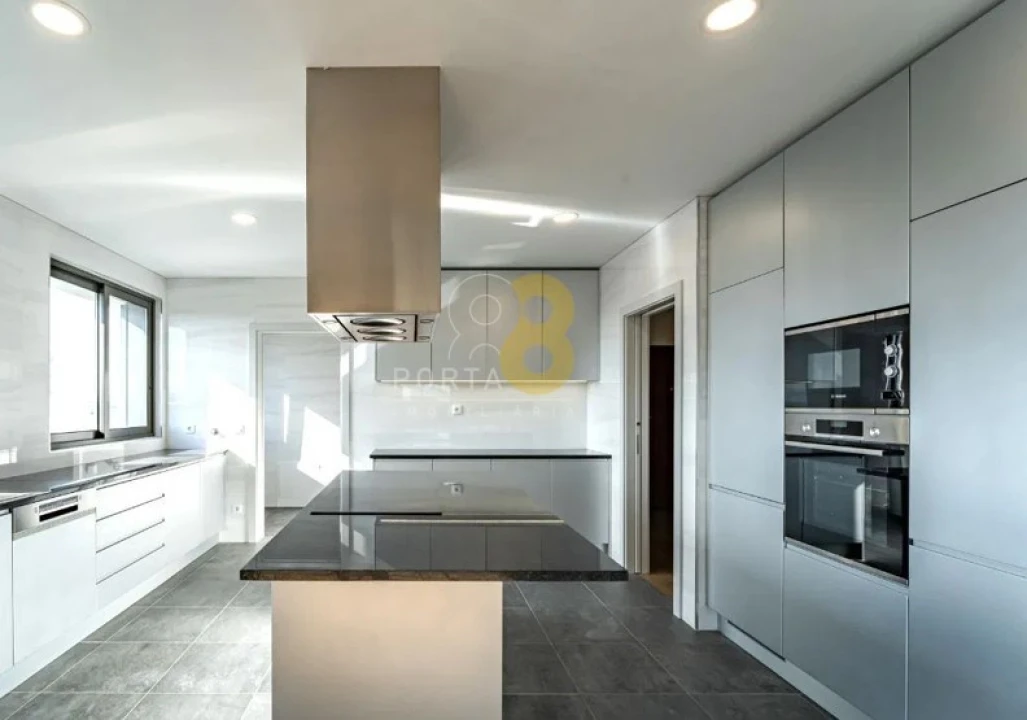 Apartamento T4 para Venda em Cedofeita, Santo Ildefonso, Sé, Miragaia, São Nicolau e Vitória Foto 1