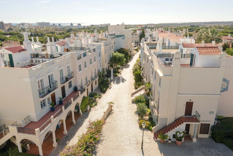 Apartamento T3 para Arrendamento férias em Quarteira Foto 30