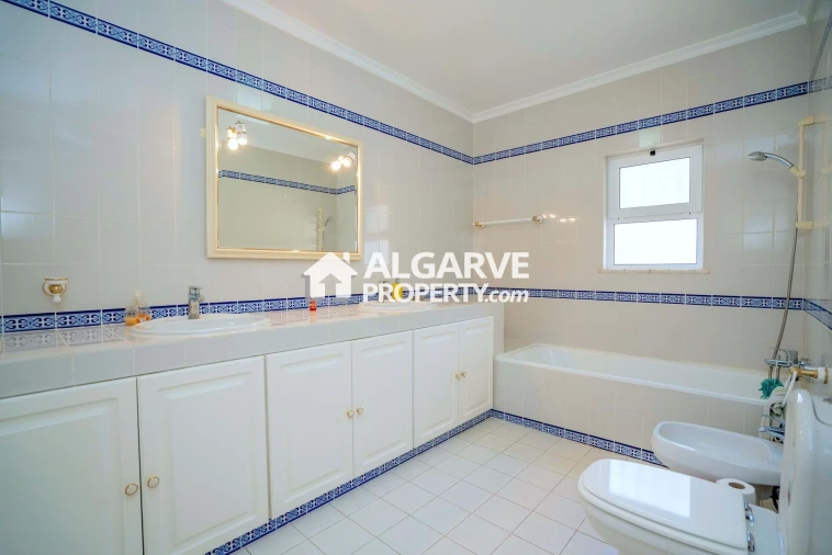 Moradia T4 para Venda em Almancil Foto 14