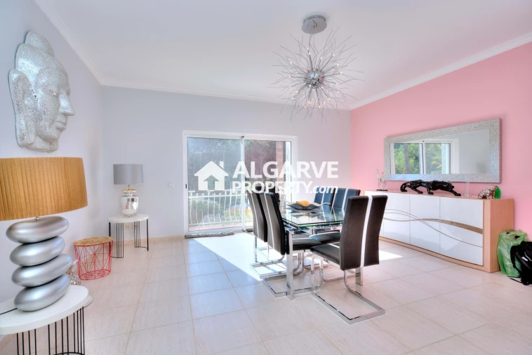 Moradia T4 para Venda em Almancil Foto 9