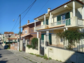 Moradia T3 para Venda em Charneca de Caparica e Sobreda