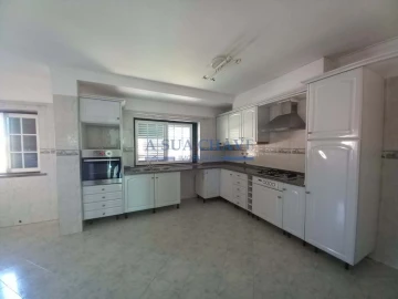 Moradia T3 para Venda em Charneca de Caparica e Sobreda