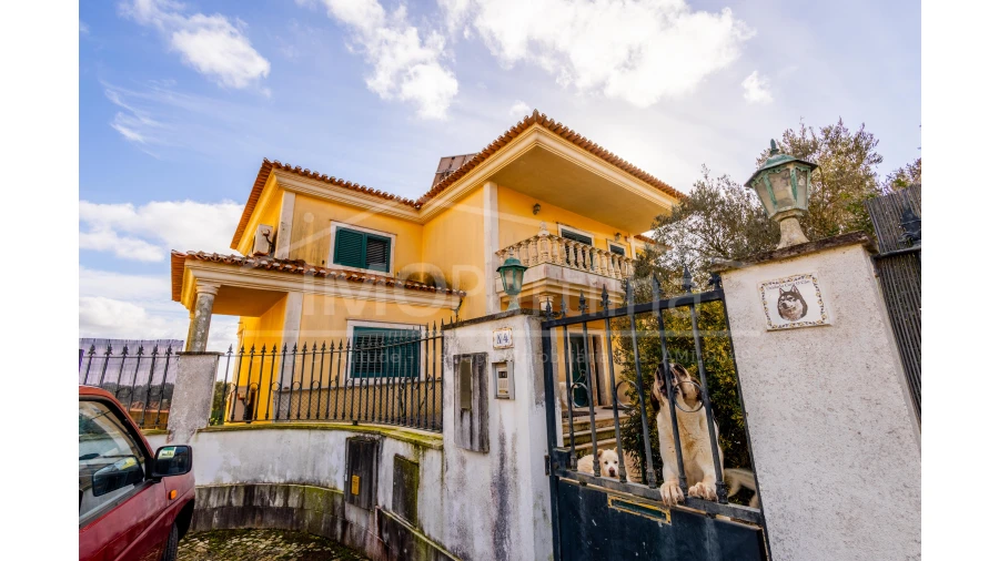 Moradia T5 para Venda em Algueirão-Mem Martins