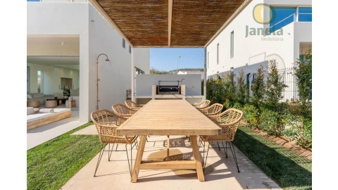Moradia T3 para Venda em Santa Barbara de Nexe