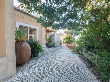 Moradia T4 para Venda em Santa Barbara de Nexe