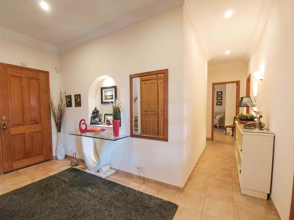 Moradia T4 para Venda em Santa Barbara de Nexe Foto 4