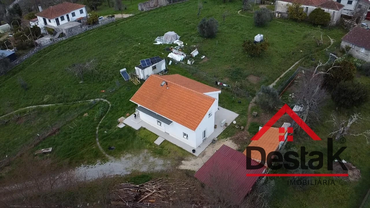 Moradia T4 para Venda em São Miguel do Mato Foto 1