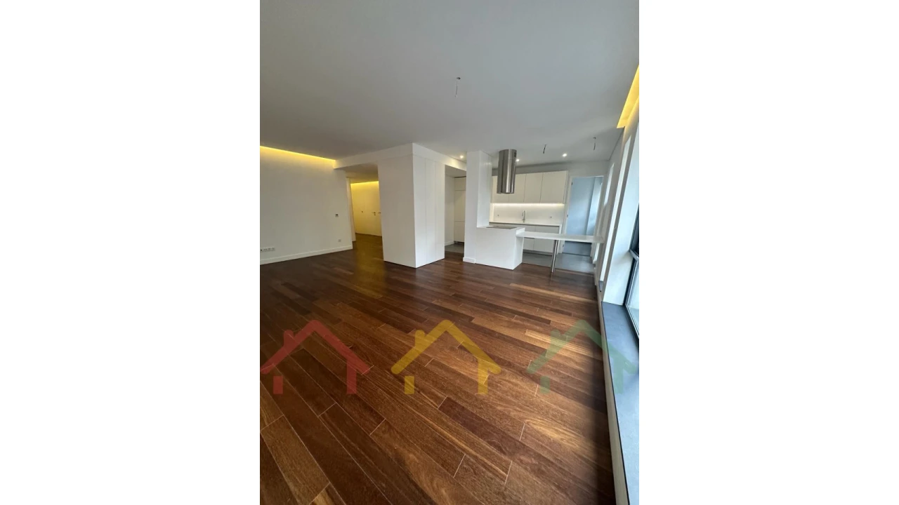 Apartamento T4 para Venda em Cedofeita, Santo Ildefonso, Sé, Miragaia, São Nicolau e Vitória Foto 1