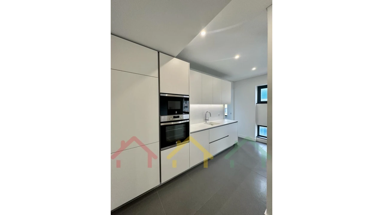 Apartamento T4 para Venda em Cedofeita, Santo Ildefonso, Sé, Miragaia, São Nicolau e Vitória Foto 2