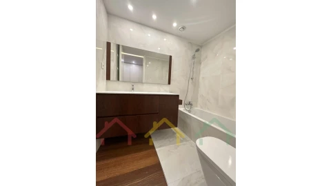 Apartamento T4 para Venda em Cedofeita, Santo Ildefonso, Sé, Miragaia, São Nicolau e Vitória