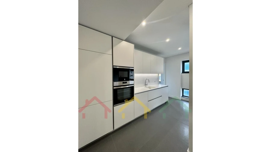 Apartamento T4 para Venda em Cedofeita, Santo Ildefonso, Sé, Miragaia, São Nicolau e Vitória Foto 2