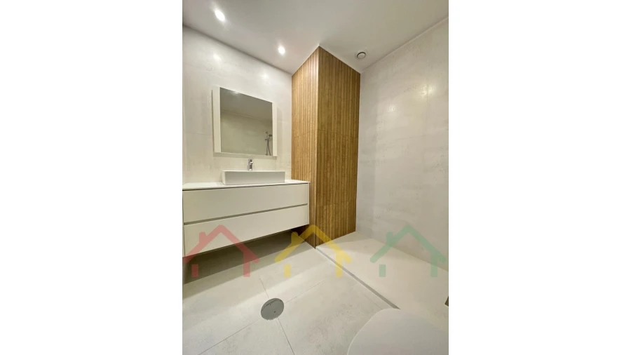 Apartamento T4 para Venda em Cedofeita, Santo Ildefonso, Sé, Miragaia, São Nicolau e Vitória Foto 5