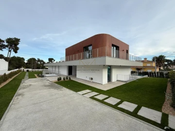 Moradia T5 para Venda em Charneca de Caparica e Sobreda