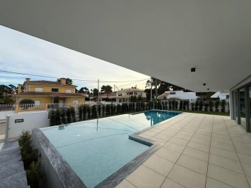 Moradia T5 para Venda em Charneca de Caparica e Sobreda