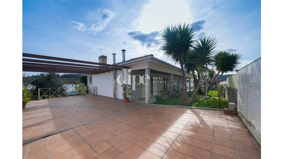 Moradia T4 para Venda em Candoso Santiago e Mascotelos Foto 1