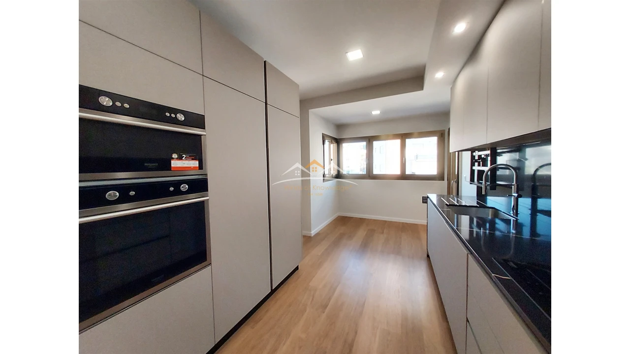 Apartamento T4 para Venda em São João Baptista e Santa Maria dos Olivais Foto 2