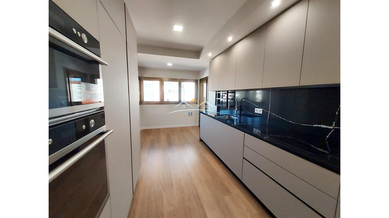 Apartamento T4 para Venda em São João Baptista e Santa Maria dos Olivais Foto 1