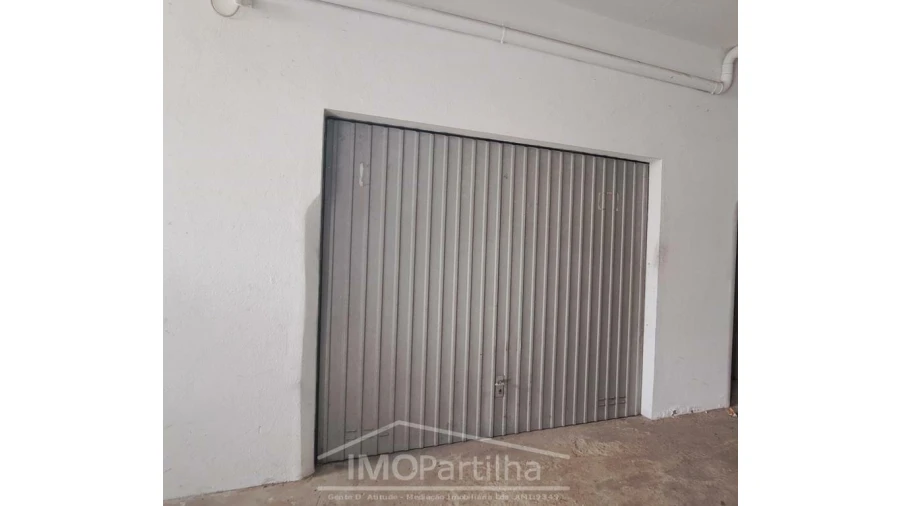 Garagem para Venda em Massamá e Monte Abraão Foto 1
