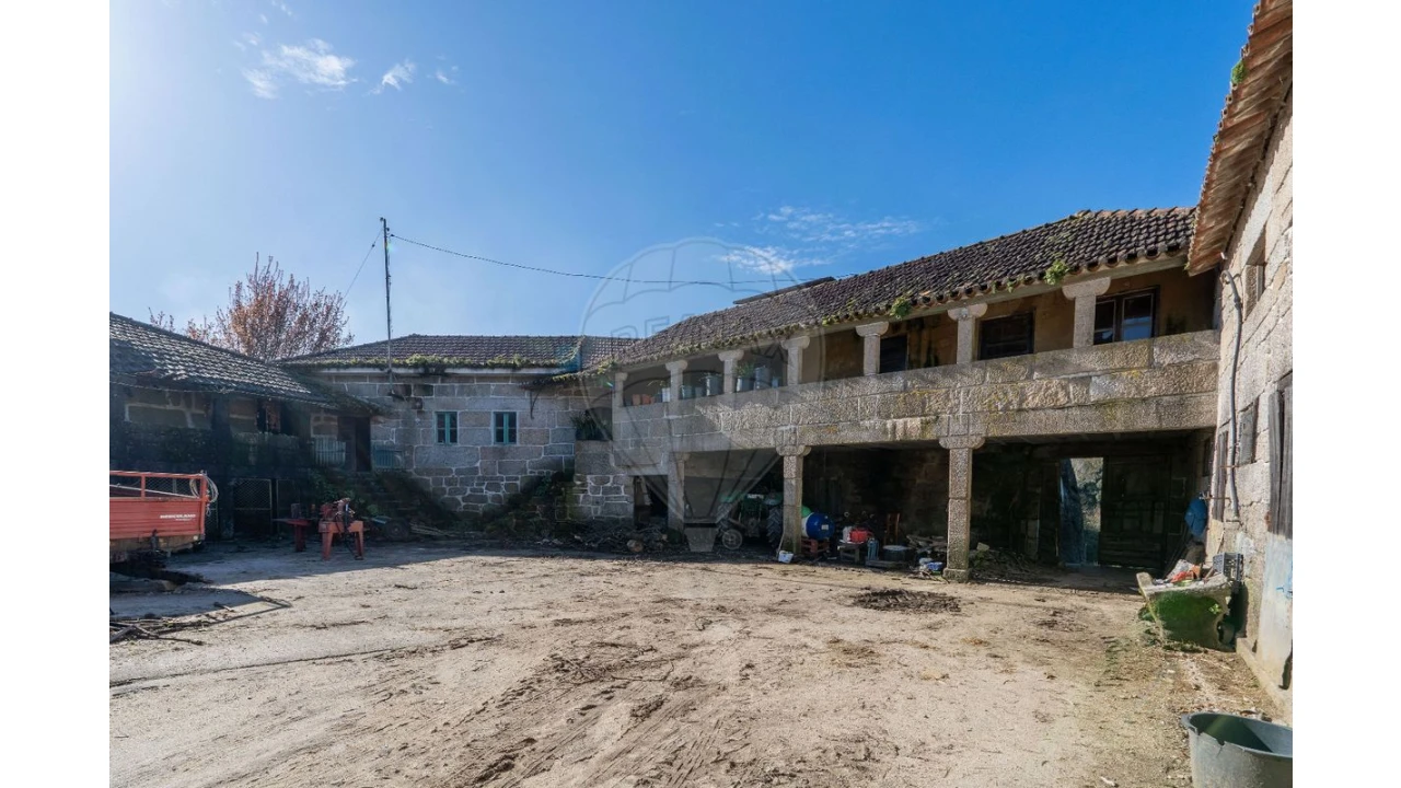 Moradia T4 para Venda em Fonte Arcada Foto 13