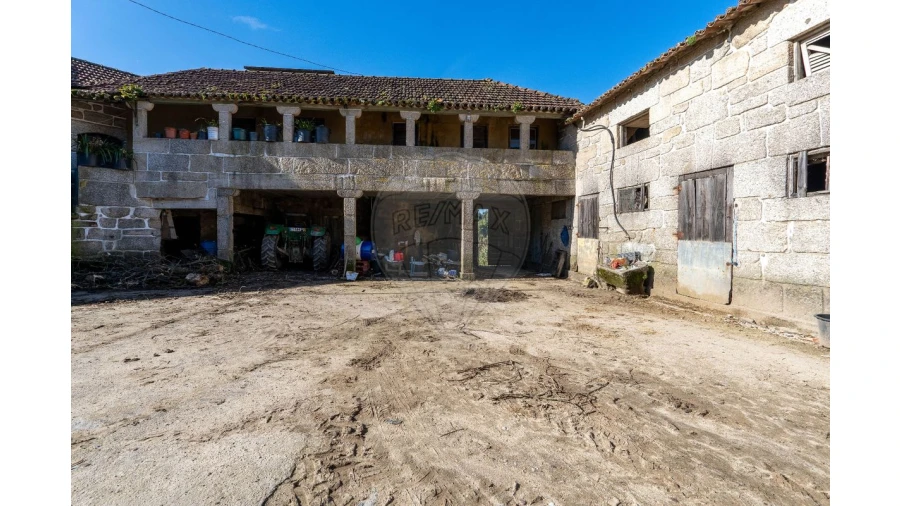 Moradia T4 para Venda em Fonte Arcada Foto 16