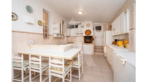 Moradia T5 para Venda em Albufeira e Olhos de Água