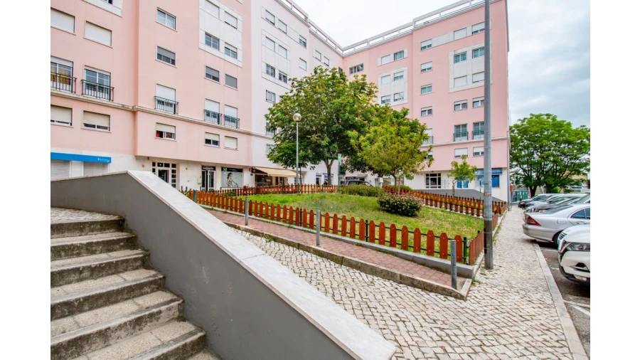 Loja para Venda em Sacavém e Prior Velho Foto 4