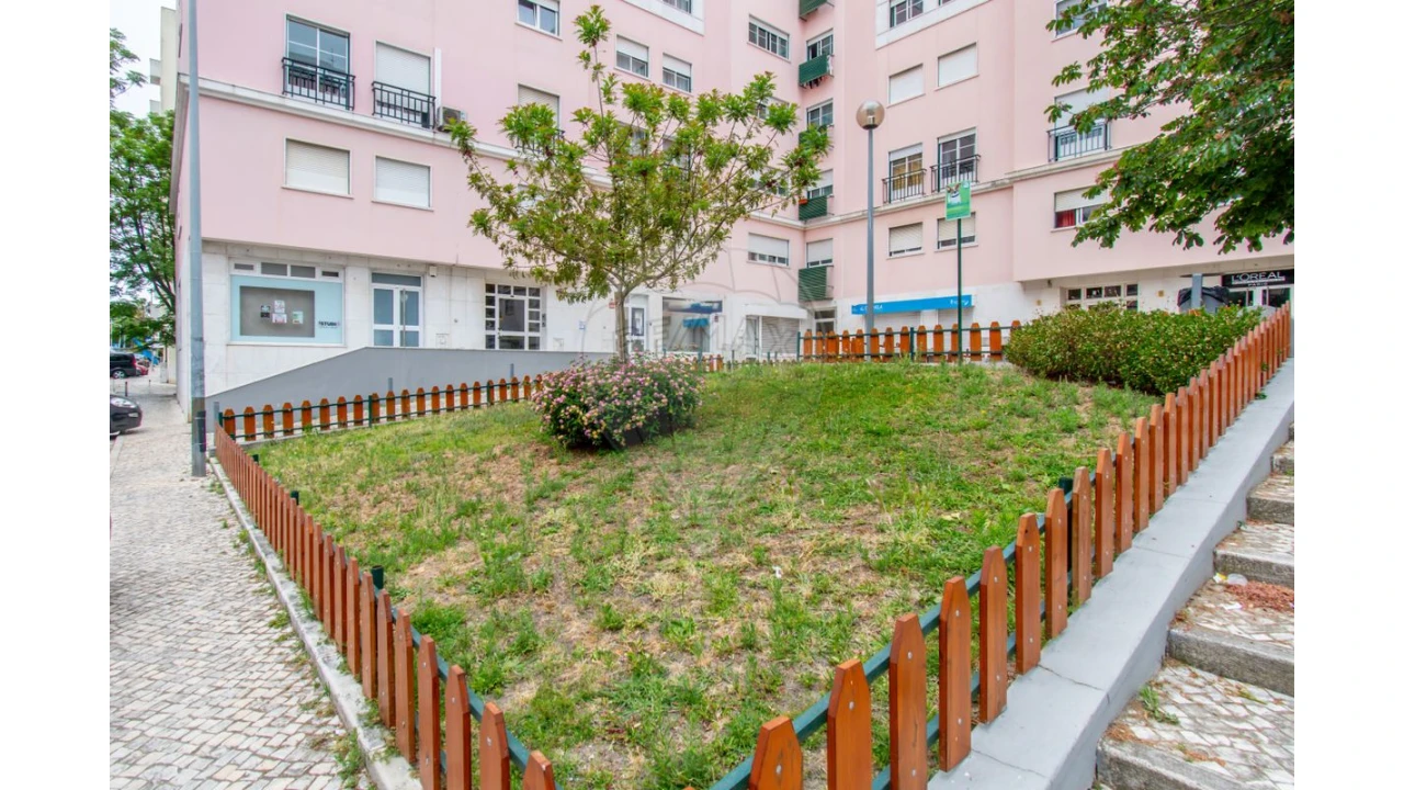 Loja para Venda em Sacavém e Prior Velho Foto 1