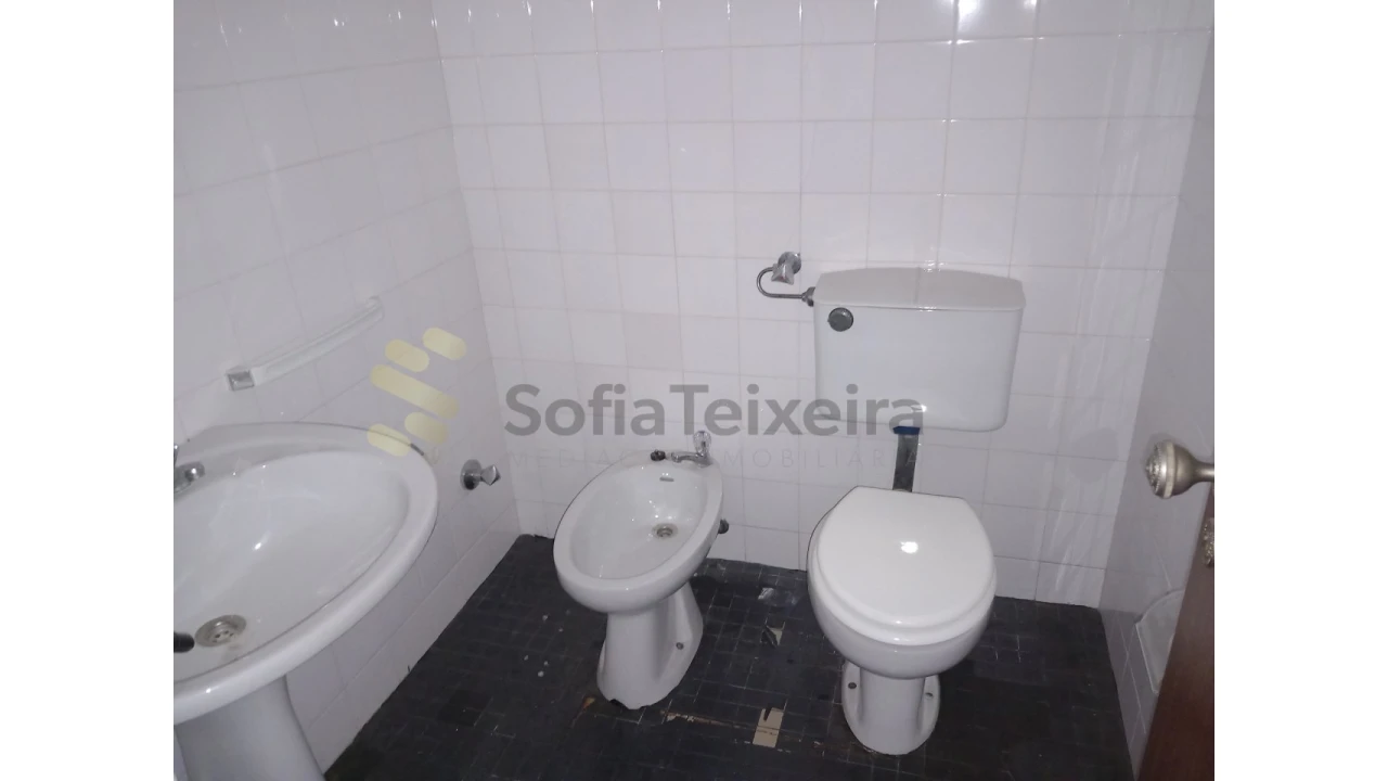 Loja para Venda em São João da Madeira Foto 16