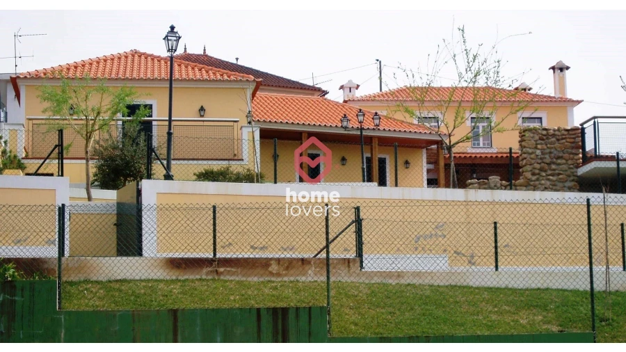 Moradia T8 para Venda em Serpins Foto 21