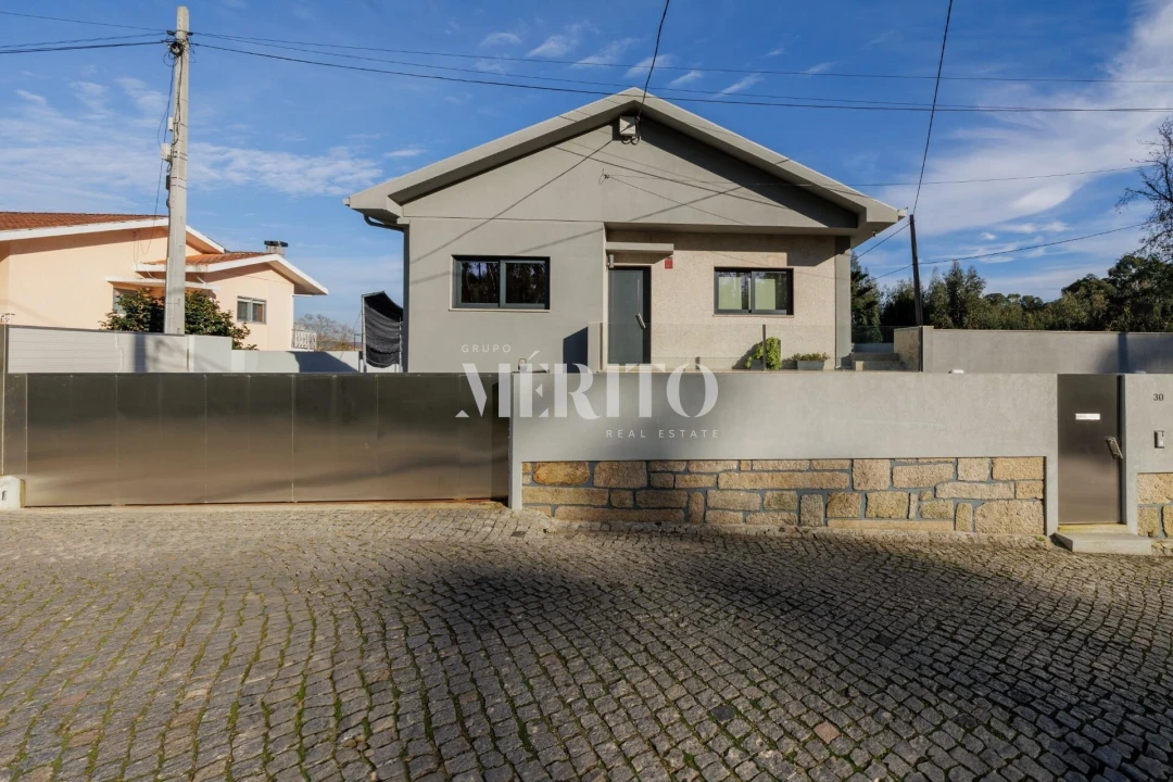 Moradia T4 para Venda em Vilar de Andorinho Foto 1