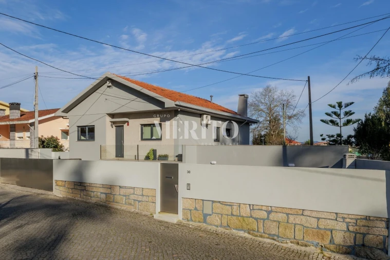 Moradia T4 para Venda em Vilar de Andorinho Foto 3