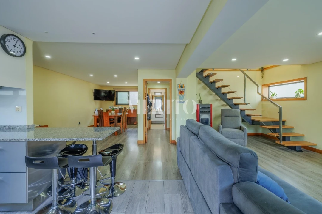 Moradia T4 para Venda em Vilar de Andorinho Foto 8