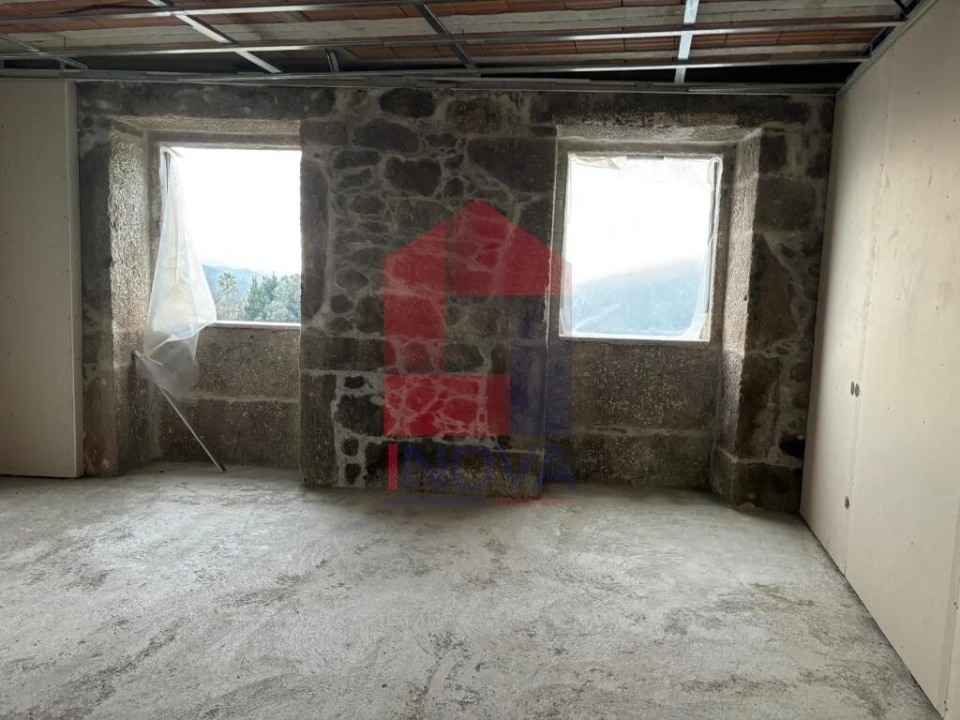 Moradia T4 para Venda em Pico de Regalados, Gondiães e Mós Foto 10