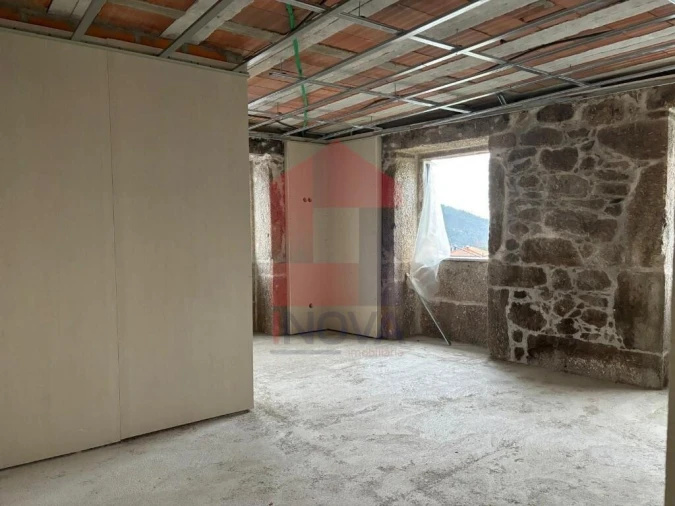 Moradia T4 para Venda em Pico de Regalados, Gondiães e Mós Foto 2