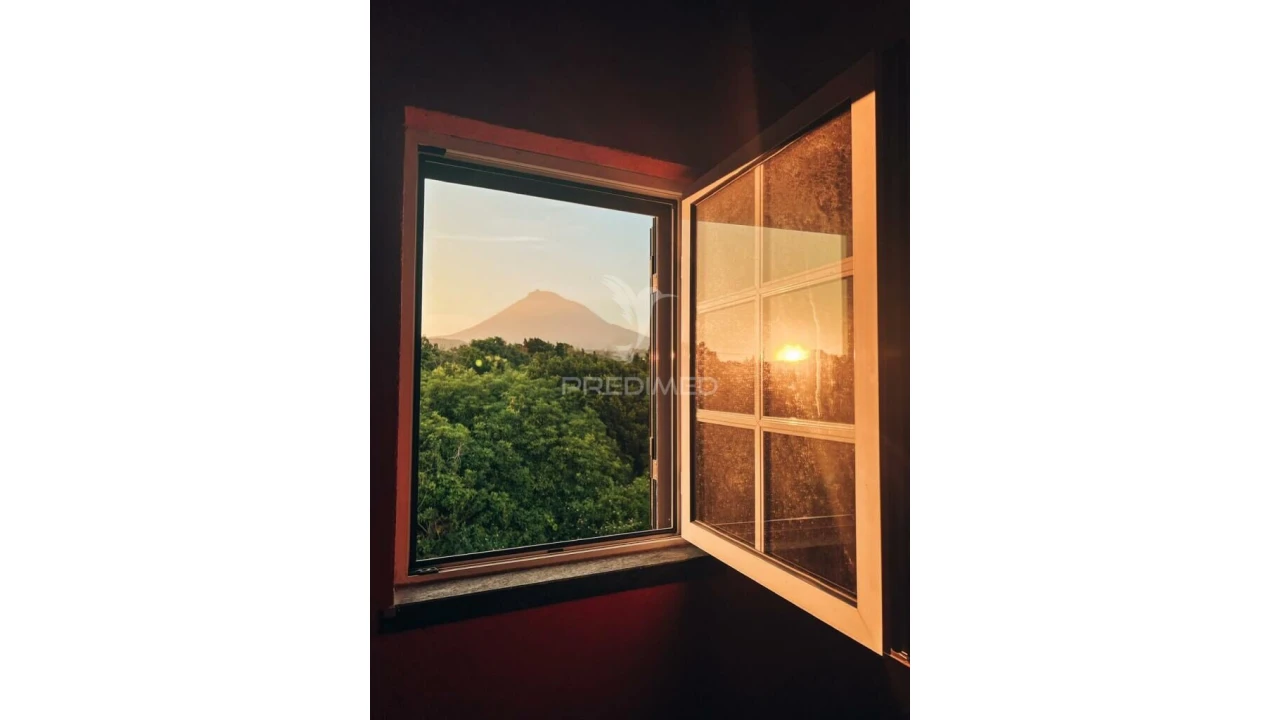 Moradia T4 para Venda em Madalena Foto 1