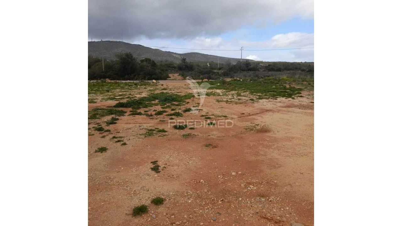 Terreno para Venda em Quelfes Foto 1
