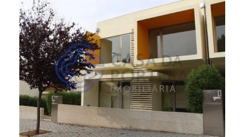 Moradia T5 para Venda em Pedroso e Seixezelo