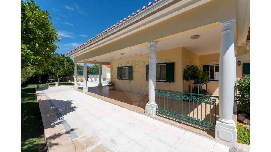 Moradia T5 para Venda em Aveiras de Cima Foto 4