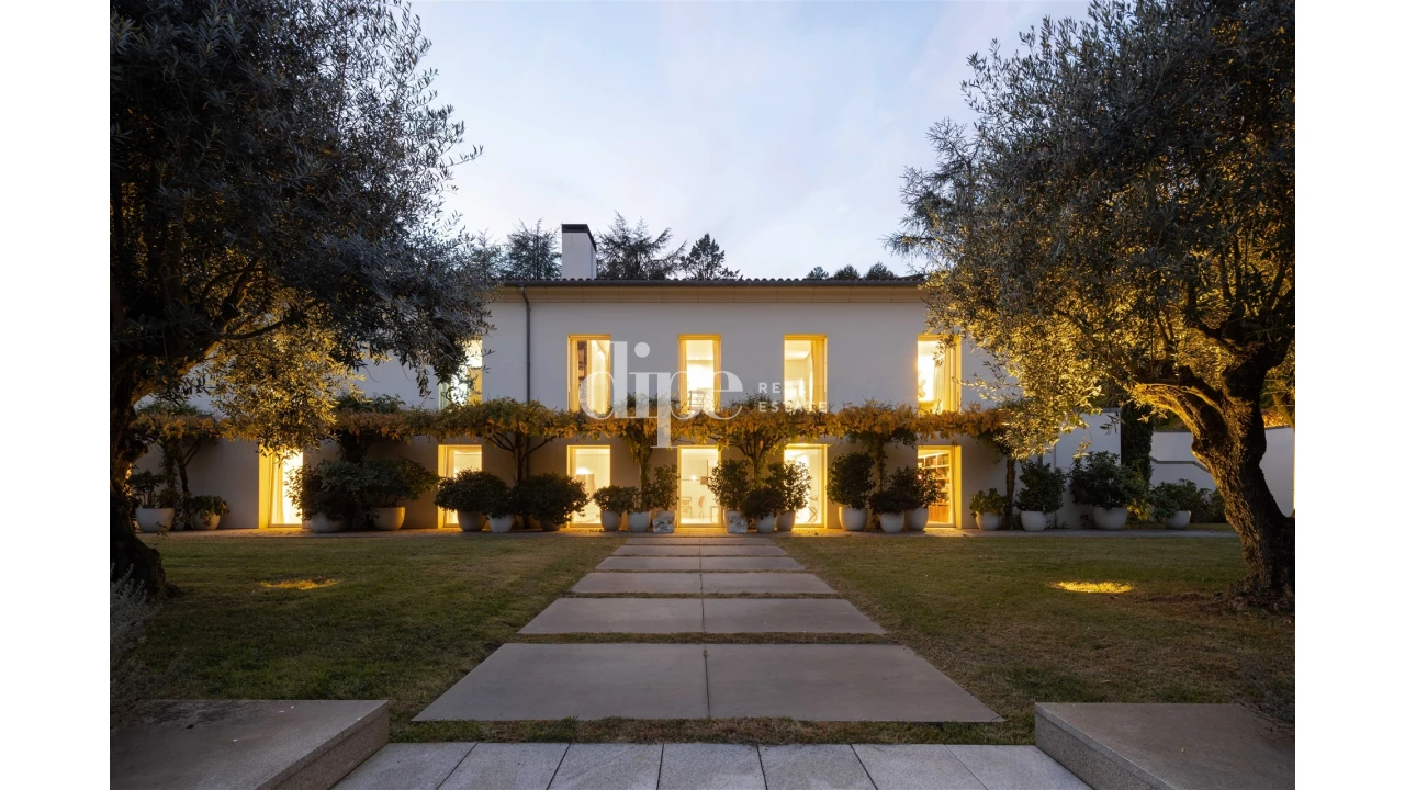 Moradia T5 para Venda em Oliveira, São Paio e São Sebastião Foto 3