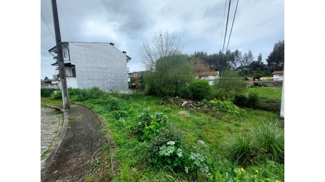 Terreno para Venda em Milheiros Foto 1